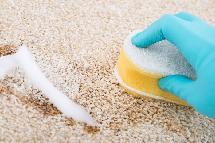 Enlever les taches sur les tapis avec de la mousse à raser 